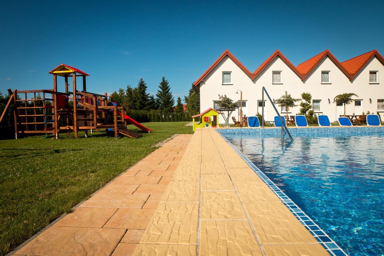 Ujście-Darłowskie Aqua Fun Domki Z Basenem מראה חיצוני תמונה